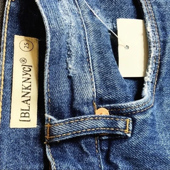 𝅺blanknyc Zip front raw hem denim skirt. Size 25